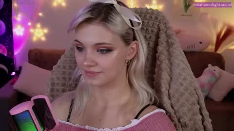 Snapshot of moonlight_mia chatting on 01-15-25, 07:01 Mia online show from 01-15-25, 07:01