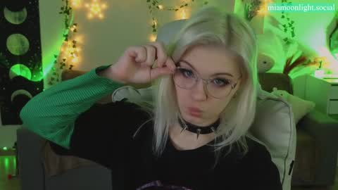 Snapshot of moonlight_mia chatting on 01-22-25, 04:33 Mia online show from 01-22-25, 04:33