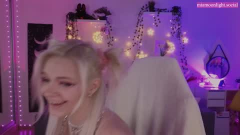 Snapshot of moonlight_mia chatting on 01-24-25, 05:00 Mia online show from 01-24-25, 05:00