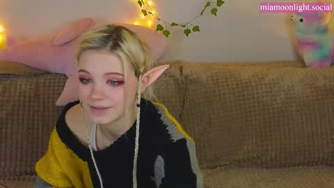 Snapshot of moonlight_mia chatting on 03-12-25, 04:24 Mia online show from 03-12-25, 04:24