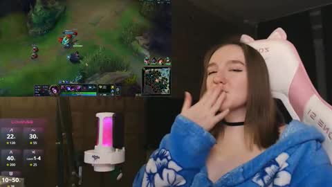 Snapshot of moonlish_siren chatting on 02-06-26, 08:56 Katrin online show from 02-06-26, 08:56