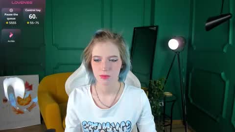 Snapshot of moonlitasuna chatting on 10-15-25, 01:33 Asuna online show from 10-15-25, 01:33