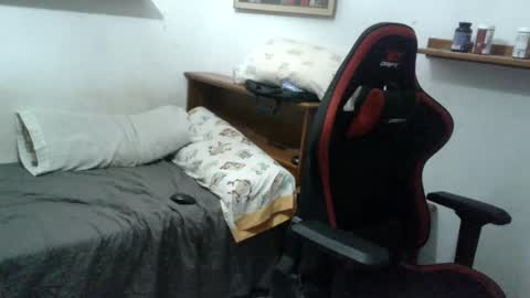 Snapshot of morenoch19 chatting on 09-08-25, 04:17 alejo online show from 09-08-25, 04:17