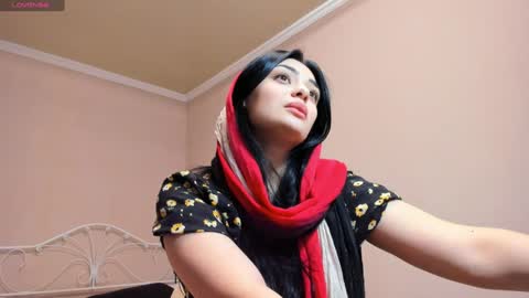 Snapshot of moroccan_diamond_ chatting on 12-24-24, 06:39 Medina online show from 12-24-24, 06:39