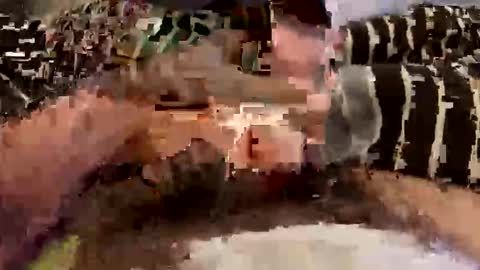 Snapshot of motomo12 chatting on 11-25-25, 08:31 Henry online show from 11-25-25, 08:31