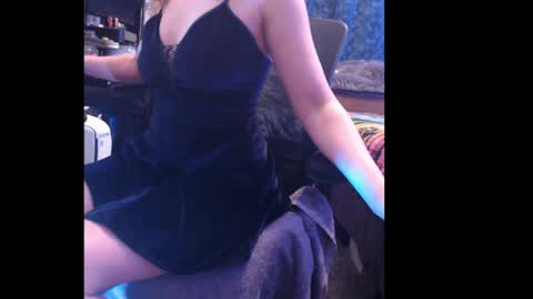 Snapshot of mountainbeauty chatting on 03-11-25, 01:37 mountainbeauty online show from 03-11-25, 01:37