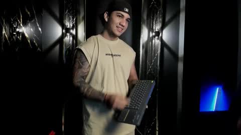Snapshot of mr_maximo chatting on 10-18-25, 04:59 mr_maximo online show from 10-18-25, 04:59