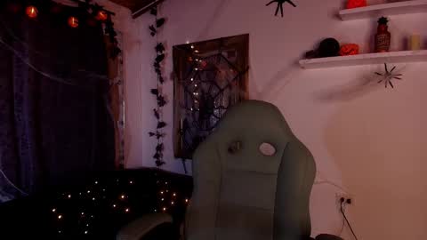 MIKEE online show from 10-15-25, 03:06