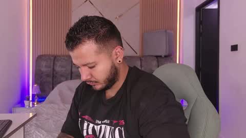 Snapshot of mr_mikee_ chatting on 06-06-26, 03:11 MIKEE online show from 06-06-26, 03:11