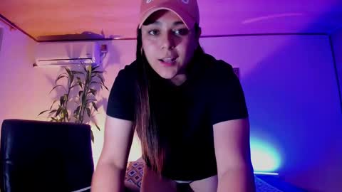 Snapshot of mrbuu_ chatting on 12-19-24, 03:18 Laura online show from 12-19-24, 03:18