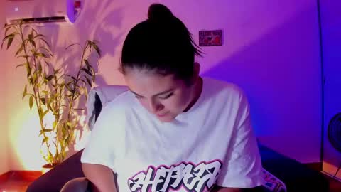 Snapshot of mrbuu_ chatting on 12-20-24, 03:25 Laura online show from 12-20-24, 03:25