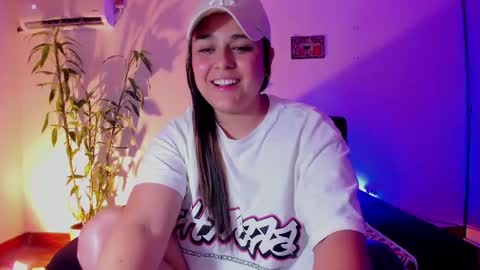 Snapshot of mrbuu_ chatting on 12-20-24, 06:29 Laura online show from 12-20-24, 06:29