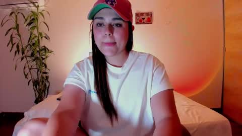 Snapshot of mrbuu_ chatting on 01-10-25, 02:57 Laura online show from 01-10-25, 02:57