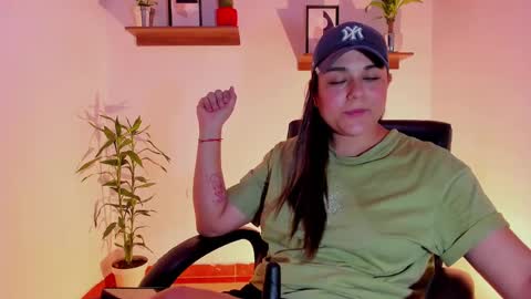 Snapshot of mrbuu_ chatting on 01-22-25, 04:44 Laura online show from 01-22-25, 04:44