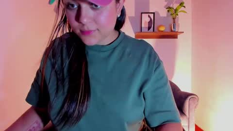 Snapshot of mrbuu_ chatting on 01-24-25, 07:19 Laura online show from 01-24-25, 07:19