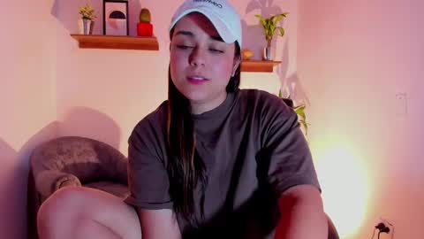 Snapshot of mrbuu_ chatting on 02-14-25, 04:58 Laura online show from 02-14-25, 04:58