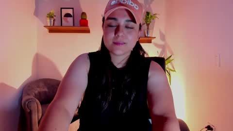 Snapshot of mrbuu_ chatting on 02-20-25, 07:23 Laura online show from 02-20-25, 07:23