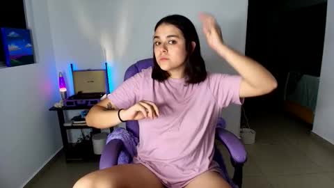 Snapshot of mrbuu_ chatting on 09-21-25, 02:57 Laura online show from 09-21-25, 02:57