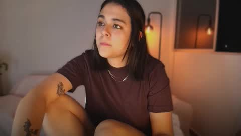 Snapshot of mrbuu_ chatting on 09-23-25, 02:36 Laura online show from 09-23-25, 02:36