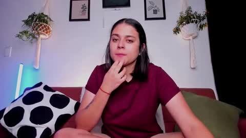 Snapshot of mrbuu_ chatting on 10-22-25, 02:45 Laura online show from 10-22-25, 02:45