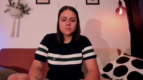 Snapshot of mrbuu_ chatting on 01-06-26, 09:29 Laura online show from 01-06-26, 09:29