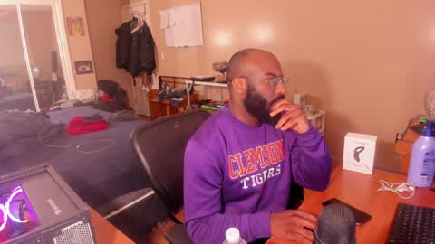 Snapshot of mrchuckdailyxxx chatting on 01-16-25, 06:14 Chuck Daily online show from 01-16-25, 06:14