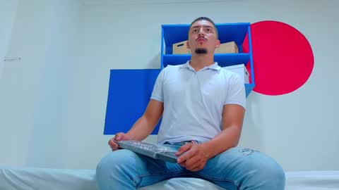 Snapshot of mrfox__ chatting on 09-19-25, 07:47 Mr Fox online show from 09-19-25, 07:47