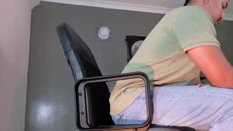 Snapshot of mrfox__ chatting on 10-27-25, 07:40 Mr Fox online show from 10-27-25, 07:40