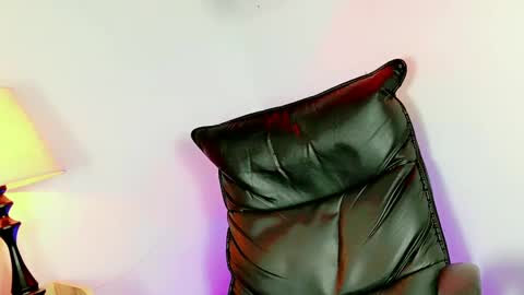 Miss Bella MIXED BRITISH DUTCH BLACK AMERICAN online show from 03-01-25, 10:45