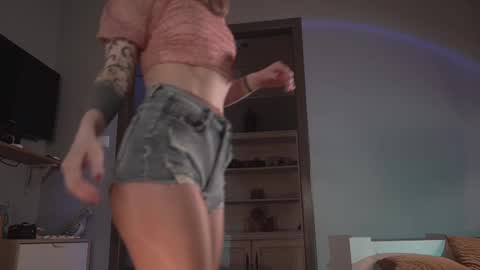 Snapshot of ms_lorelei chatting on 03-08-25, 08:14 Lore online show from 03-08-25, 08:14