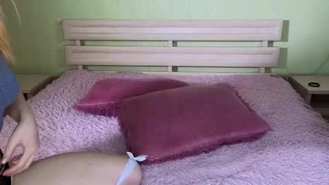 Mia online show from 10-19-25, 10:05