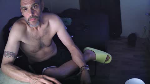 Snapshot of muffdiver718 chatting on 05-19-26, 01:56 Muffdiver online show from 05-19-26, 01:56
