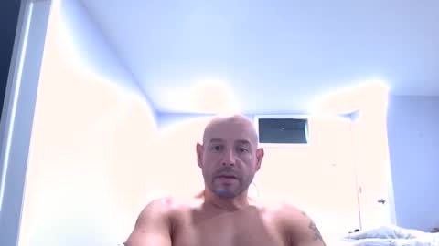 Snapshot of mworlton9 chatting on 10-06-25, 04:04 Maximus online show from 10-06-25, 04:04