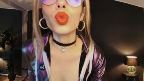 Maite online show from 09-26-25, 01:04