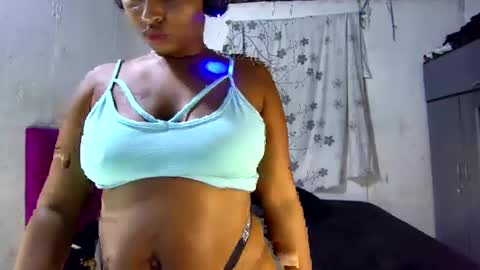 Snapshot of myle_browm chatting on 02-10-25, 01:35 myle online show from 02-10-25, 01:35