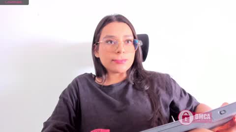 Snapshot of mypretty_isabella chatting on 01-22-25, 05:38 Bella online show from 01-22-25, 05:38