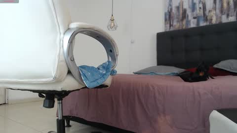 Snapshot of mysterious_girl42 chatting on 01-21-25, 02:05 No Name online show from 01-21-25, 02:05