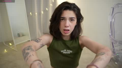 Snapshot of mystica_ chatting on 12-24-24, 12:55 MILLI online show from 12-24-24, 12:55