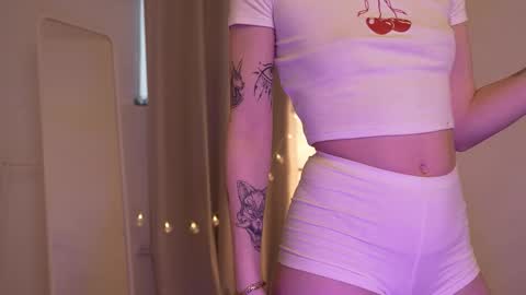 Snapshot of mystica_ chatting on 02-14-25, 07:07 MILLI online show from 02-14-25, 07:07