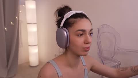 Snapshot of mystica_ chatting on 02-28-25, 10:09 MILLI online show from 02-28-25, 10:09