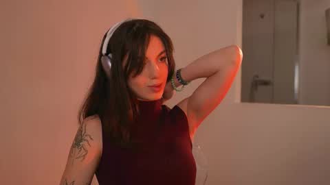 Snapshot of mystica_ chatting on 09-27-25, 10:20 MILLI online show from 09-27-25, 10:20