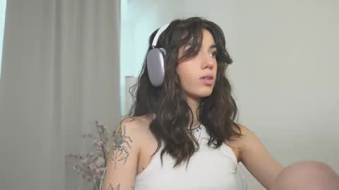 Snapshot of mystica_ chatting on 10-17-25, 08:50 MILLI online show from 10-17-25, 08:50