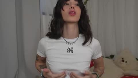 Snapshot of mystica_ chatting on 10-18-25, 11:33 MILLI online show from 10-18-25, 11:33