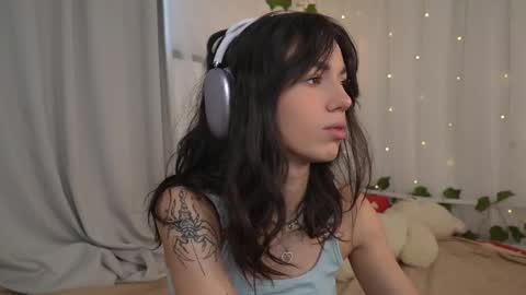 Snapshot of mystica_ chatting on 10-20-25, 08:04 MILLI online show from 10-20-25, 08:04