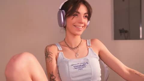 Snapshot of mystica_ chatting on 10-22-25, 08:58 MILLI online show from 10-22-25, 08:58