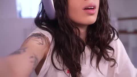 Snapshot of mystica_ chatting on 10-27-25, 09:46 MILLI online show from 10-27-25, 09:46