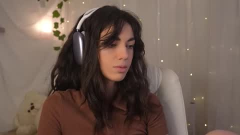 Snapshot of mystica_ chatting on 10-28-25, 10:08 MILLI online show from 10-28-25, 10:08