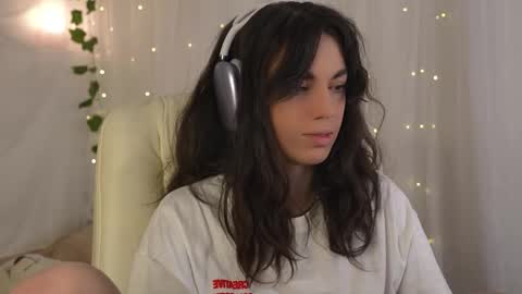 Snapshot of mystica_ chatting on 10-29-25, 08:27 MILLI online show from 10-29-25, 08:27