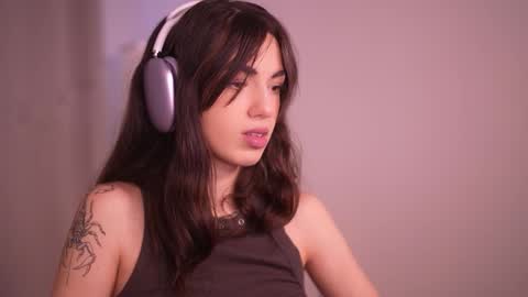 Snapshot of mystica_ chatting on 11-05-25, 12:16 MILLI online show from 11-05-25, 12:16