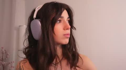 Snapshot of mystica_ chatting on 11-18-25, 09:14 MILLI online show from 11-18-25, 09:14